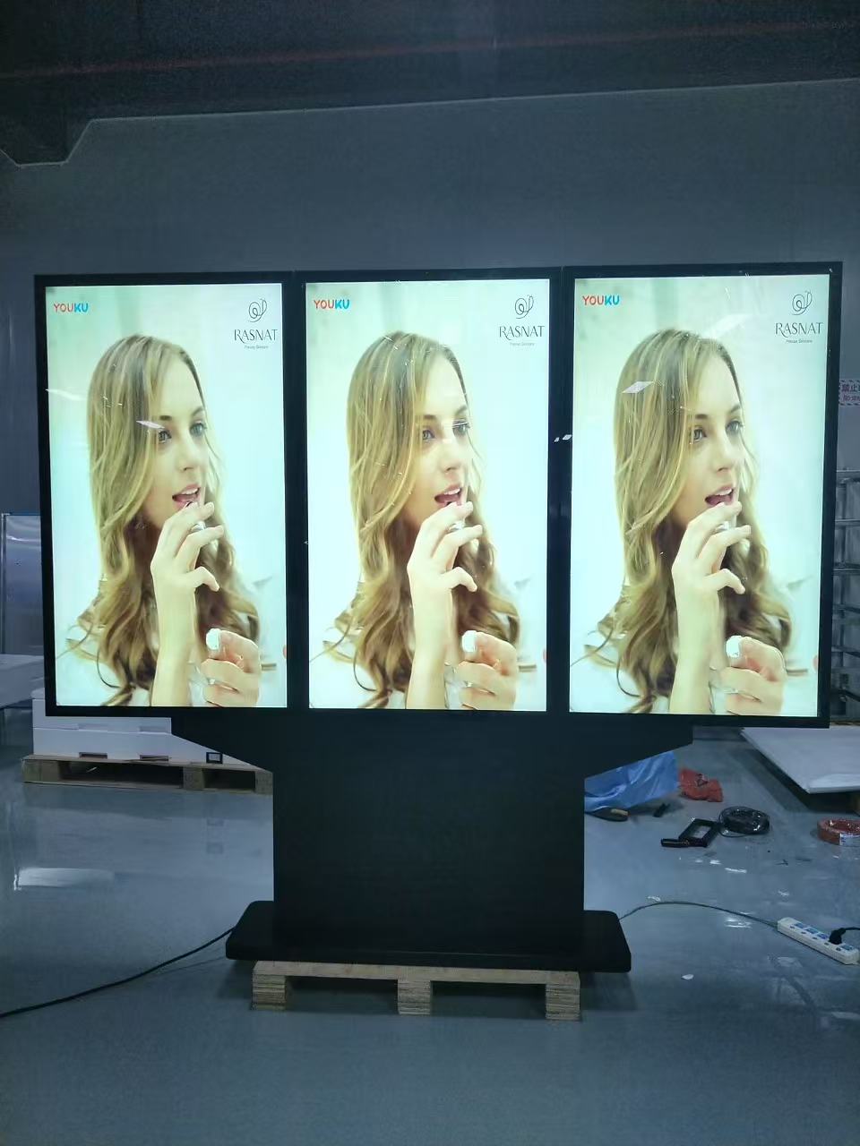 4K 49 55 65 75 инча троен екран на открито търговска реклама видео плейър IP66 водоустойчив